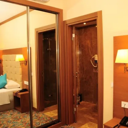 Otel Liona & 3*